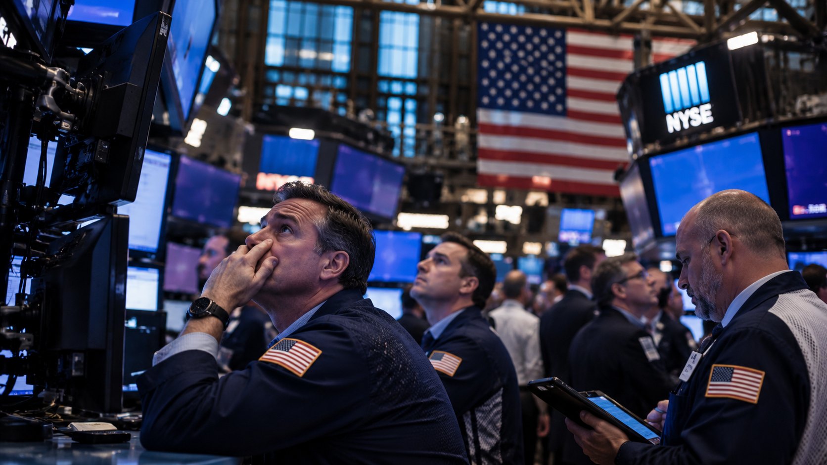 Ilustración editorial generada con IA: operadores en el piso de la Bolsa de Nueva York miran preocupados las pantallas al cierre de la rueda, con una bandera de Estados Unidos al fondo; composición conceptual, no es una fotografía de la jornada del 30 de octubre.