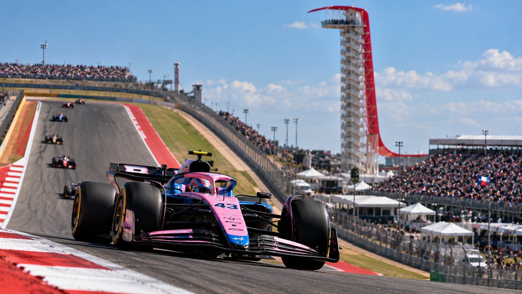 Ilustración editorial generada con IA: el Alpine rosa y azul con el número 43 sube la curva 1 del Circuito de las Américas, con la torre de observación roja y las tribunas al fondo; composición conceptual, no es una fotografía de las prácticas.
