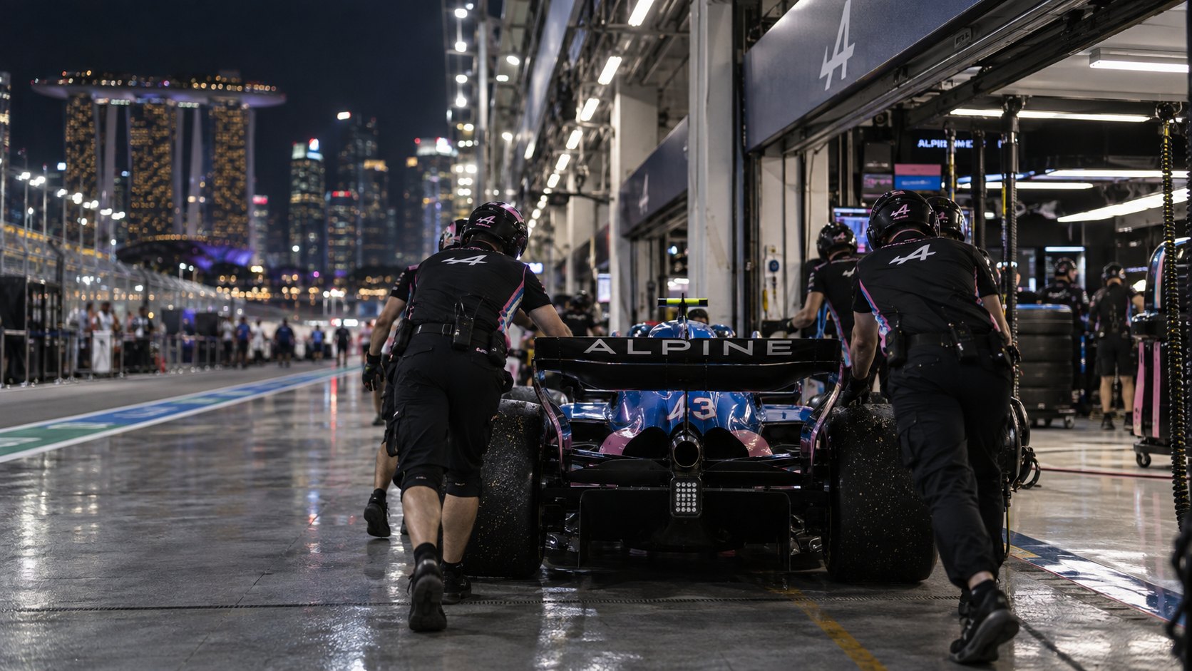 Ilustración editorial generada con IA: mecánicos de Alpine, de espaldas, empujan el auto azul y rosa número 43 hacia el garaje del equipo en el pit lane de Marina Bay de noche; no es una fotografía de la carrera.
