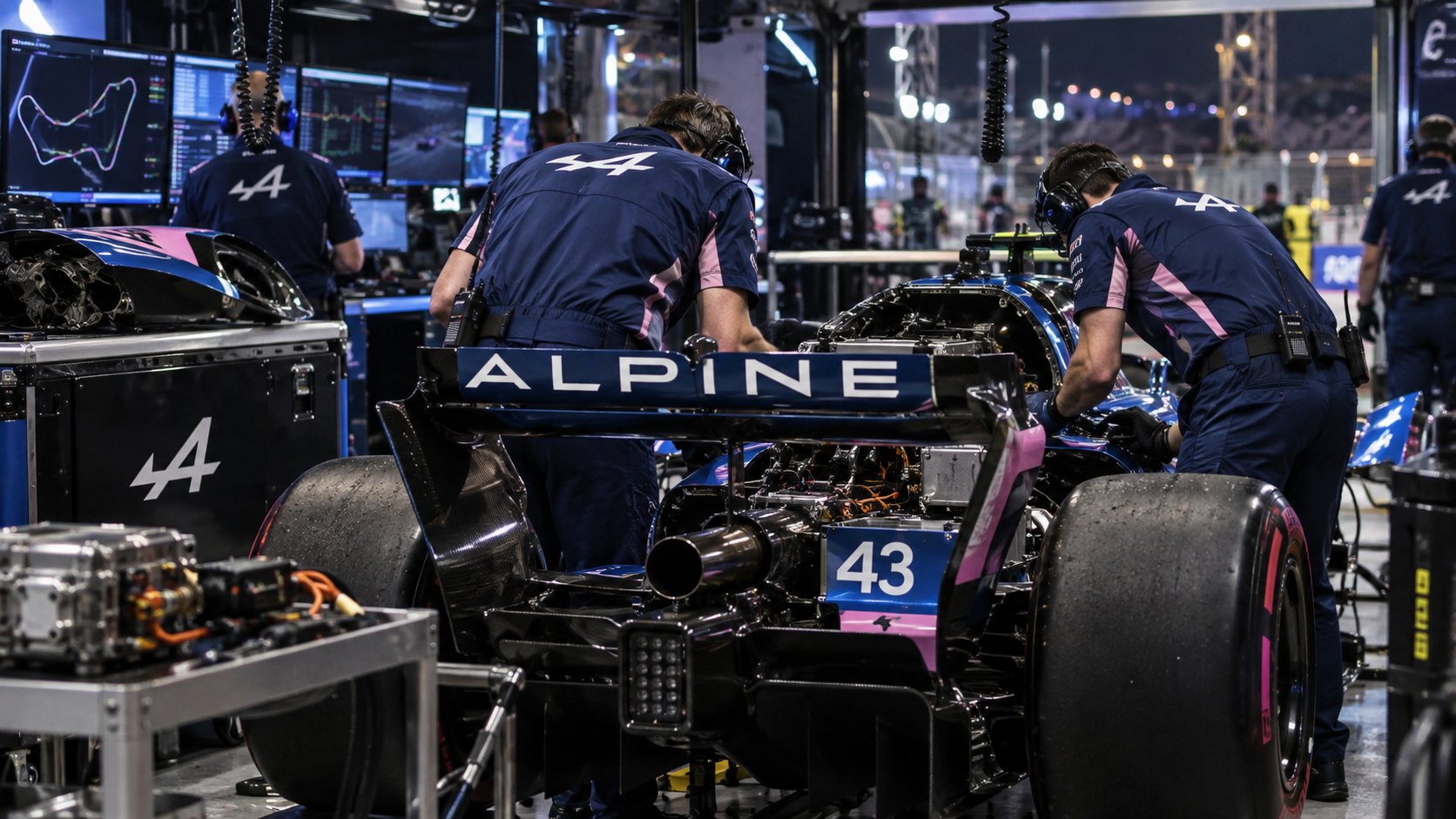 Ilustración editorial generada con IA: mecánicos de Alpine, de espaldas, trabajan de noche en el garaje de Marina Bay sobre la parte trasera del Alpine número 43 con la cubierta del motor quitada, junto a pantallas de telemetría; no es una fotografía del cambio de componentes.