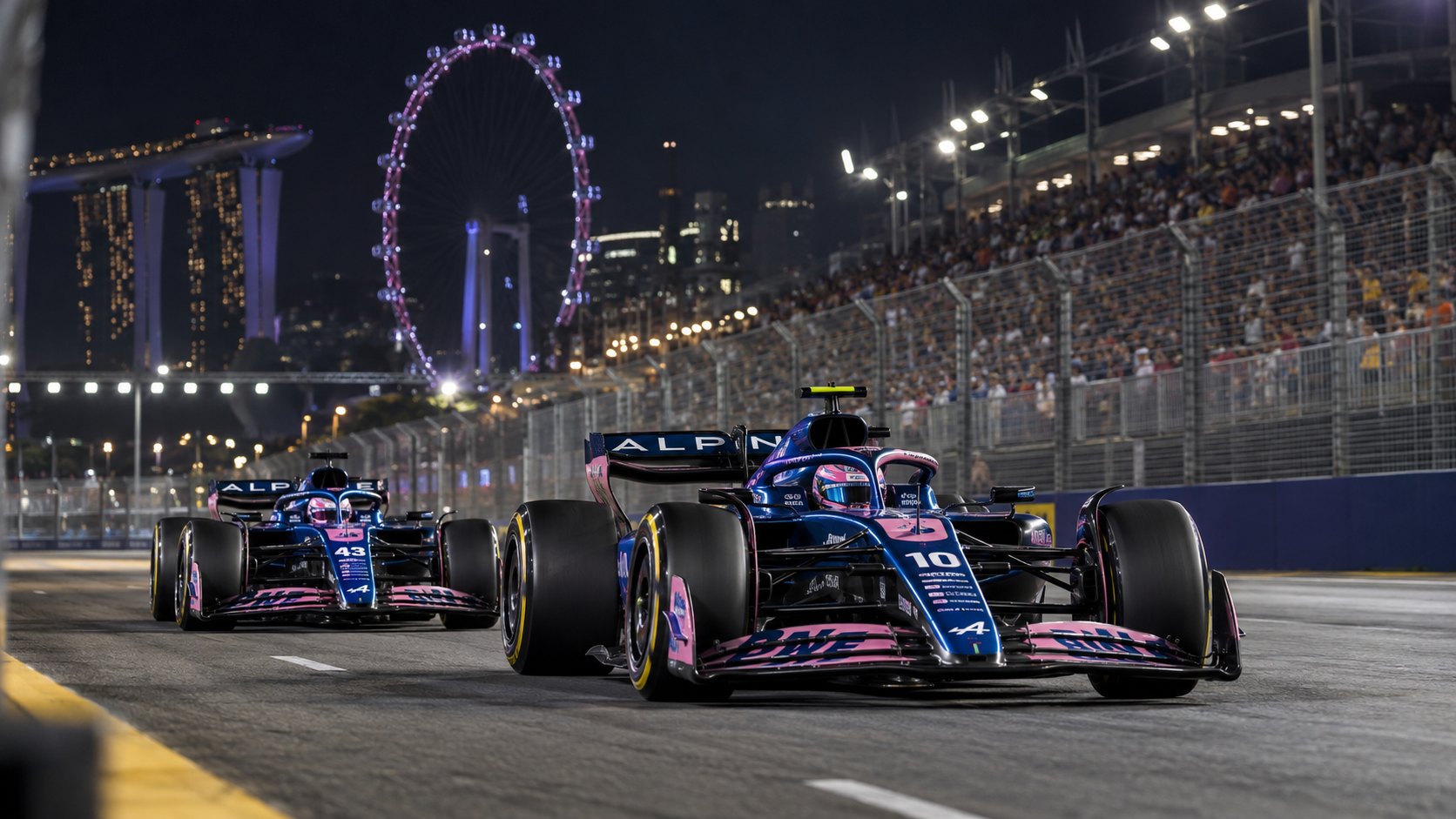 Ilustración editorial generada con IA: los dos Alpine azules y rosas de Fórmula 1, con los números 10 y 43, ruedan en fila por una recta de Marina Bay de noche, con tribunas iluminadas, el Marina Bay Sands y la noria Singapore Flyer al fondo; no es una fotografía de la clasificación.