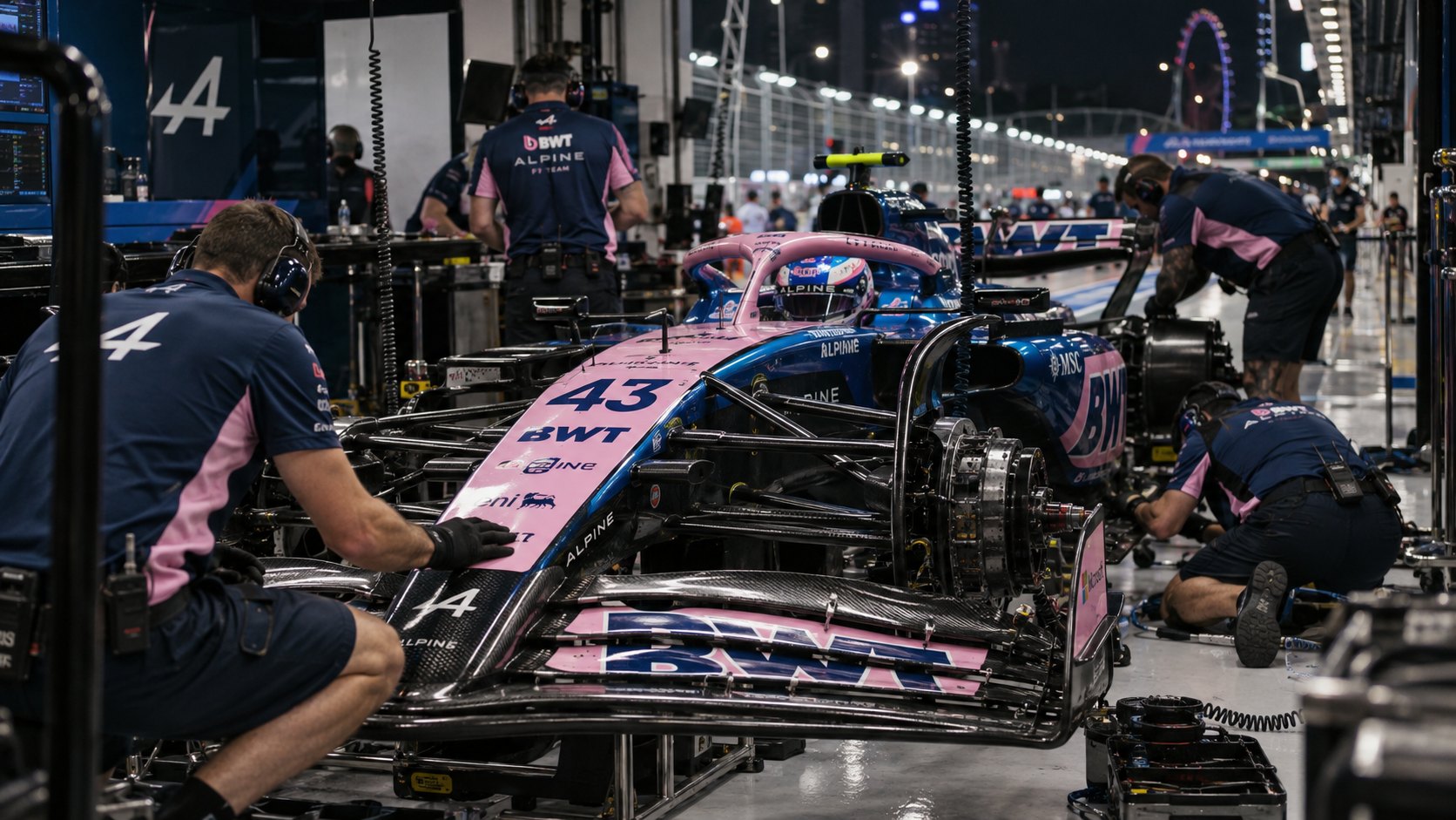 Ilustración editorial generada con IA: el garaje de Alpine en el pit lane de Marina Bay de noche, con el auto azul y rosa número 43 rodeado de mecánicos del equipo; no es una fotografía de la sesión.