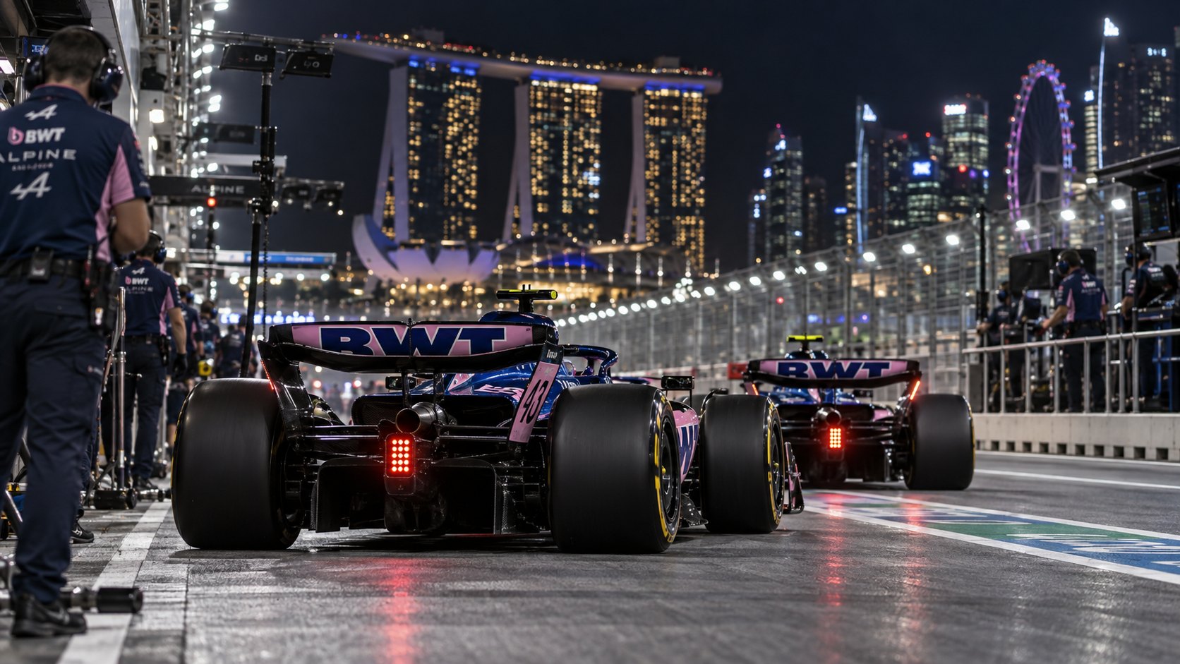 Ilustración editorial generada con IA: dos Alpine de Fórmula 1 azul y rosa, vistos desde atrás, avanzan por el pit lane de Marina Bay de noche, con mecánicos del equipo, el Marina Bay Sands y la rueda Singapore Flyer al fondo; no es una fotografía de la sesión.