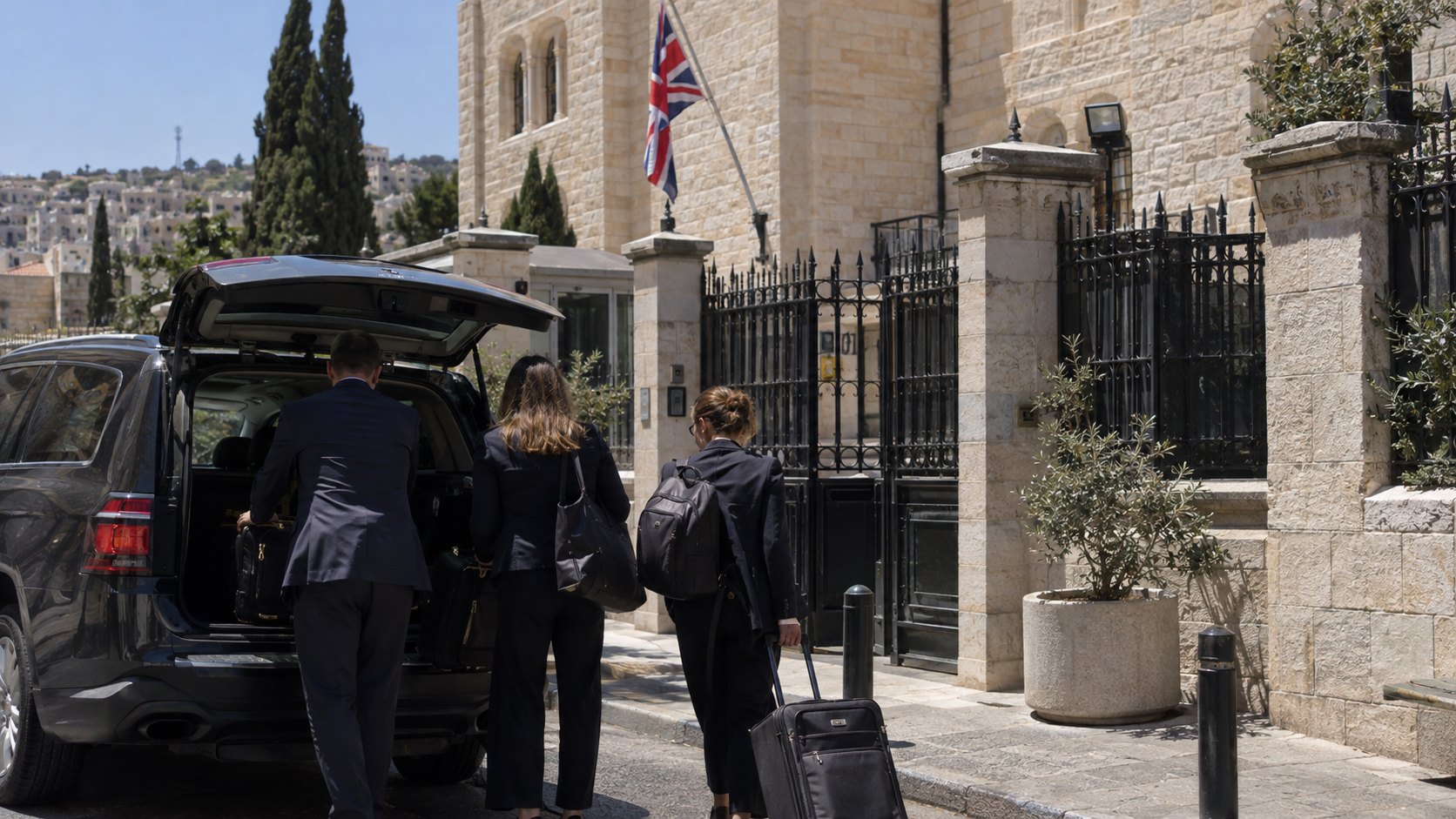 Ilustración editorial generada con IA: personas de espaldas cargan valijas en una camioneta frente al portón de una sede diplomática de piedra clara en Jerusalén, con la bandera del Reino Unido al fondo; composición conceptual, no es una fotografía de la salida real de los diplomáticos.