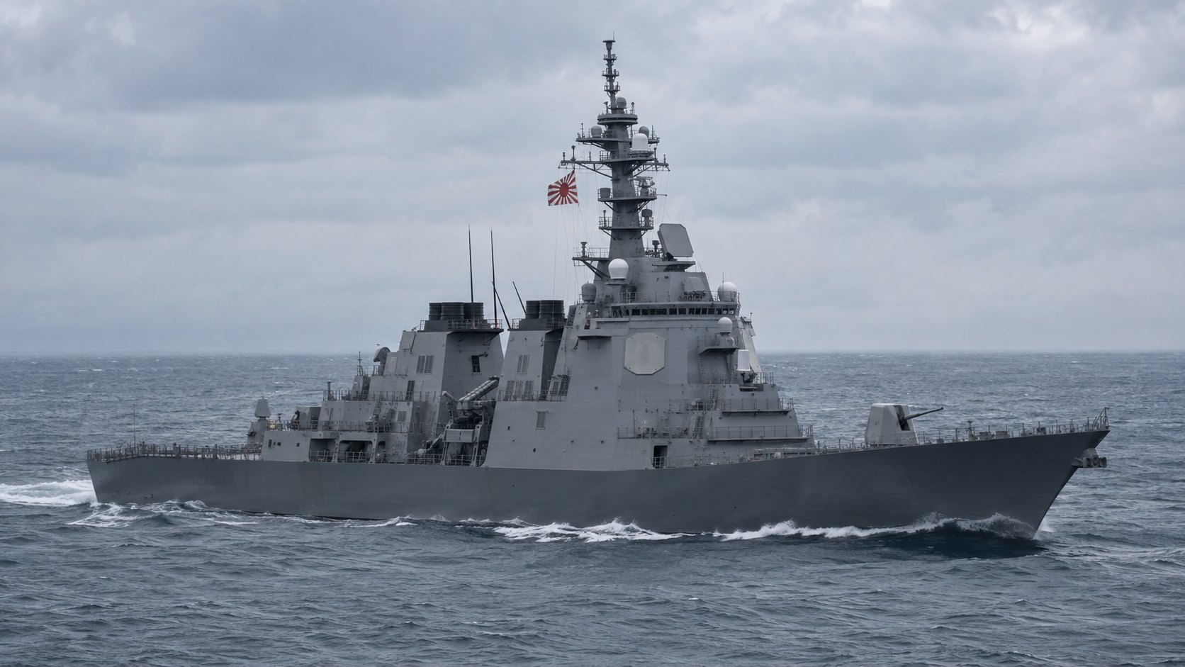 Ilustración editorial generada con IA: un destructor de la Fuerza Marítima de Autodefensa de Japón navega por un mar gris bajo un cielo nublado, con la bandera naval japonesa en el mástil; composición conceptual, no es una fotografía de un buque real ni del 12 de octubre.