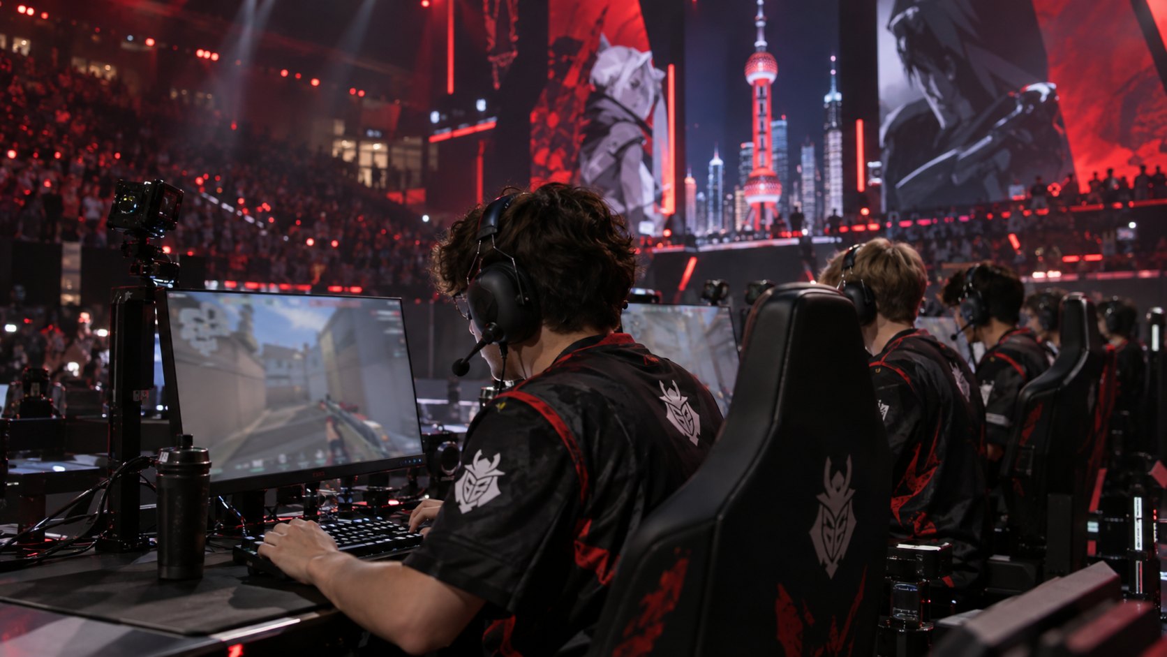 Ilustración editorial generada con IA: jugadores de G2 Esports concentrados frente a sus monitores en el escenario de VALORANT Champions; no es una fotografía del partido.