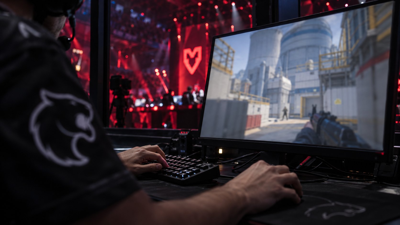 Ilustración editorial generada con IA: primer plano de las manos de un jugador con la camiseta negra de FURIA sobre el teclado y el mouse, frente a un monitor con el mapa Nuke de Counter-Strike 2 y el escenario iluminado de rojo al fondo; composición conceptual, no es una fotografía del partido.