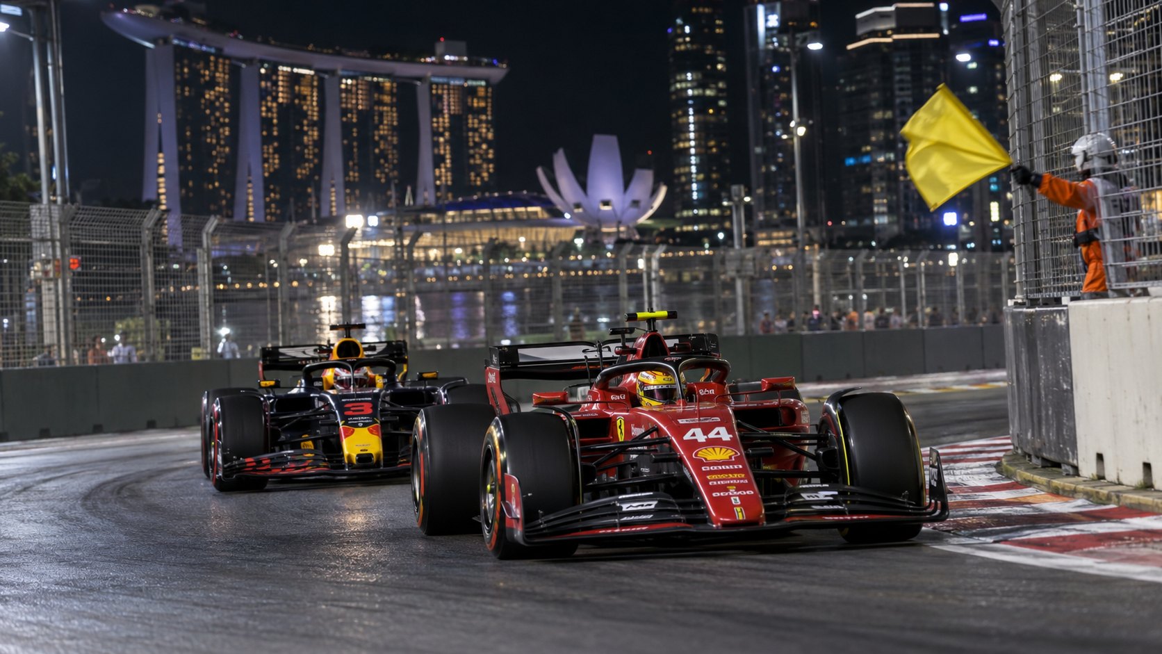 Ilustración editorial generada con IA: un Ferrari rojo de Fórmula 1 con el número 44 y, detrás, un Red Bull azul oscuro toman una curva de Marina Bay de noche mientras un comisario agita una bandera amarilla; no es una fotografía de la sesión.