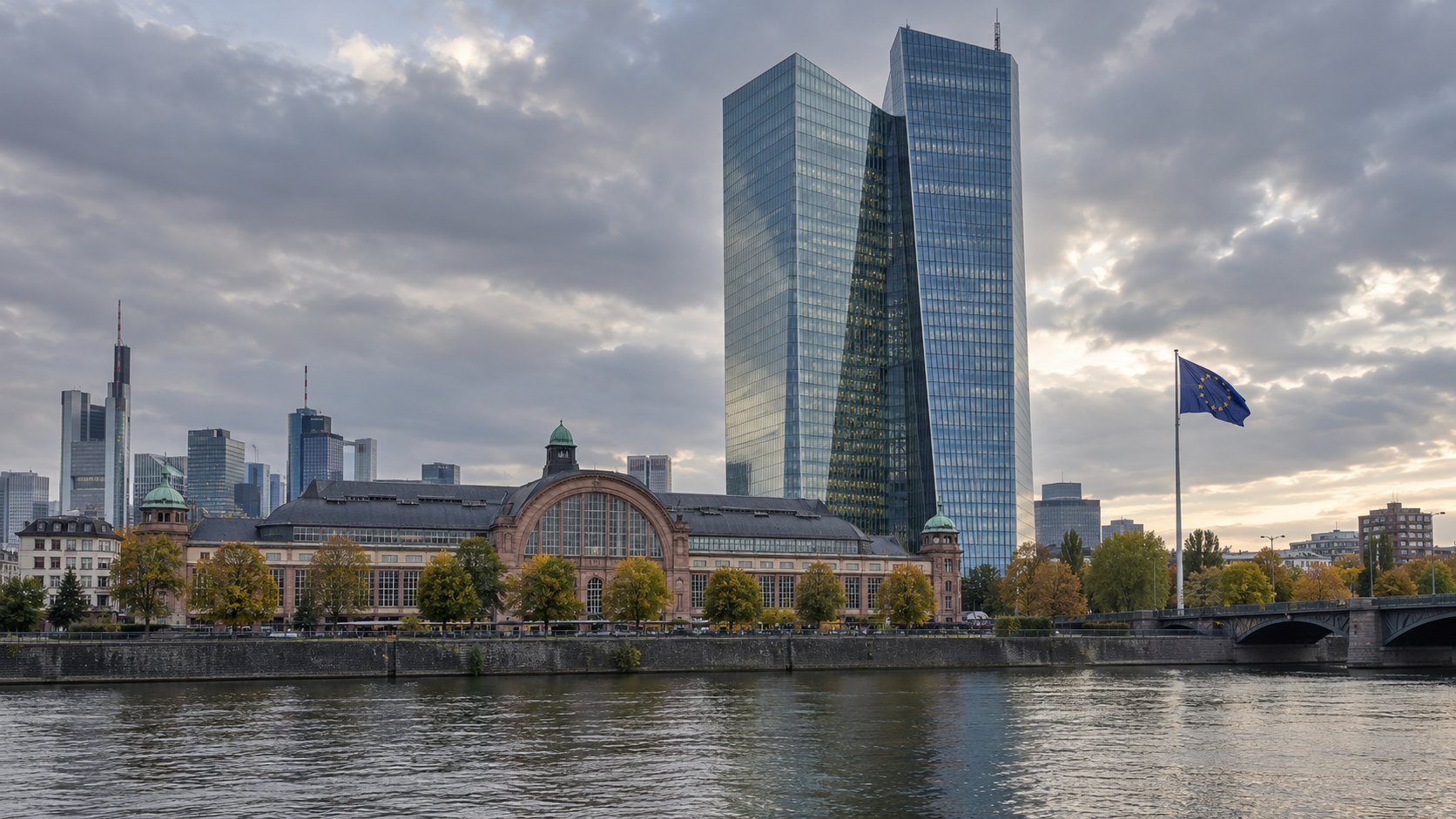 Ilustración editorial generada con IA: la torre de vidrio de la sede del Banco Central Europeo en Fráncfort, con el antiguo mercado mayorista Grossmarkthalle delante y una bandera de la Unión Europea, vista desde la orilla del río Meno en una tarde nublada; composición conceptual, no es una fotografía del hecho.