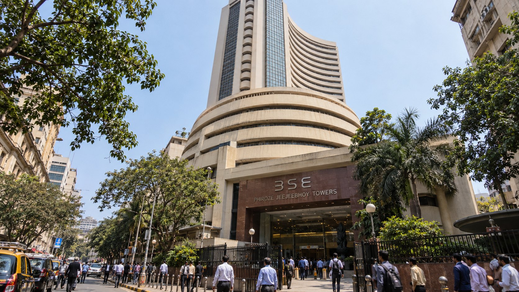 Ilustración editorial generada con IA: el edificio de la Bolsa de Bombay (BSE) en Dalal Street, Mumbai, de día, con transeúntes en la vereda; composición conceptual, no es una fotografía de la jornada de suscripción.