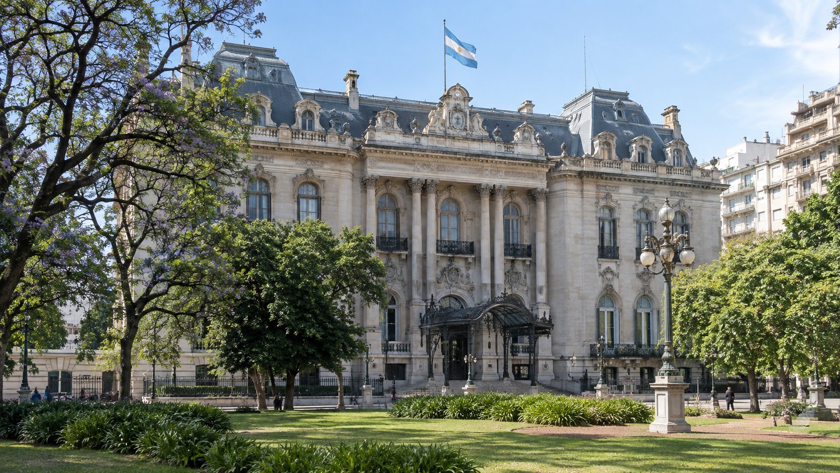 Ilustración editorial generada con IA: el Palacio San Martín, sede de la Cancillería argentina en Buenos Aires, con la bandera argentina en el mástil de la fachada y los árboles de la plaza San Martín en primer plano; composición conceptual, no es una fotografía del día.