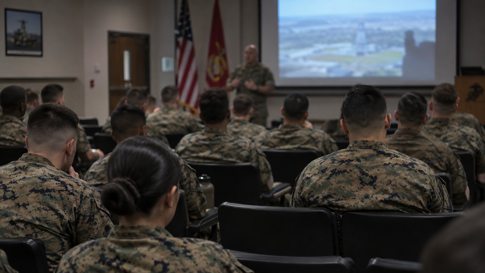 Ilustración editorial generada con IA: marines estadounidenses sentados en un aula de una base en Okinawa durante una sesión de formación sobre conducta, de espaldas a la cámara; composición conceptual, no es una fotografía de la pausa ordenada.
