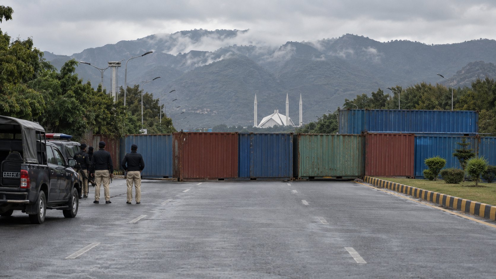Ilustración editorial generada con IA: contenedores de carga atravesados sobre una avenida de acceso a Islamabad, con un patrullero y agentes de la policía paquistaní a un lado y la Mezquita Faisal y las colinas de Margalla al fondo; composición conceptual, no es una fotografía de los cortes.