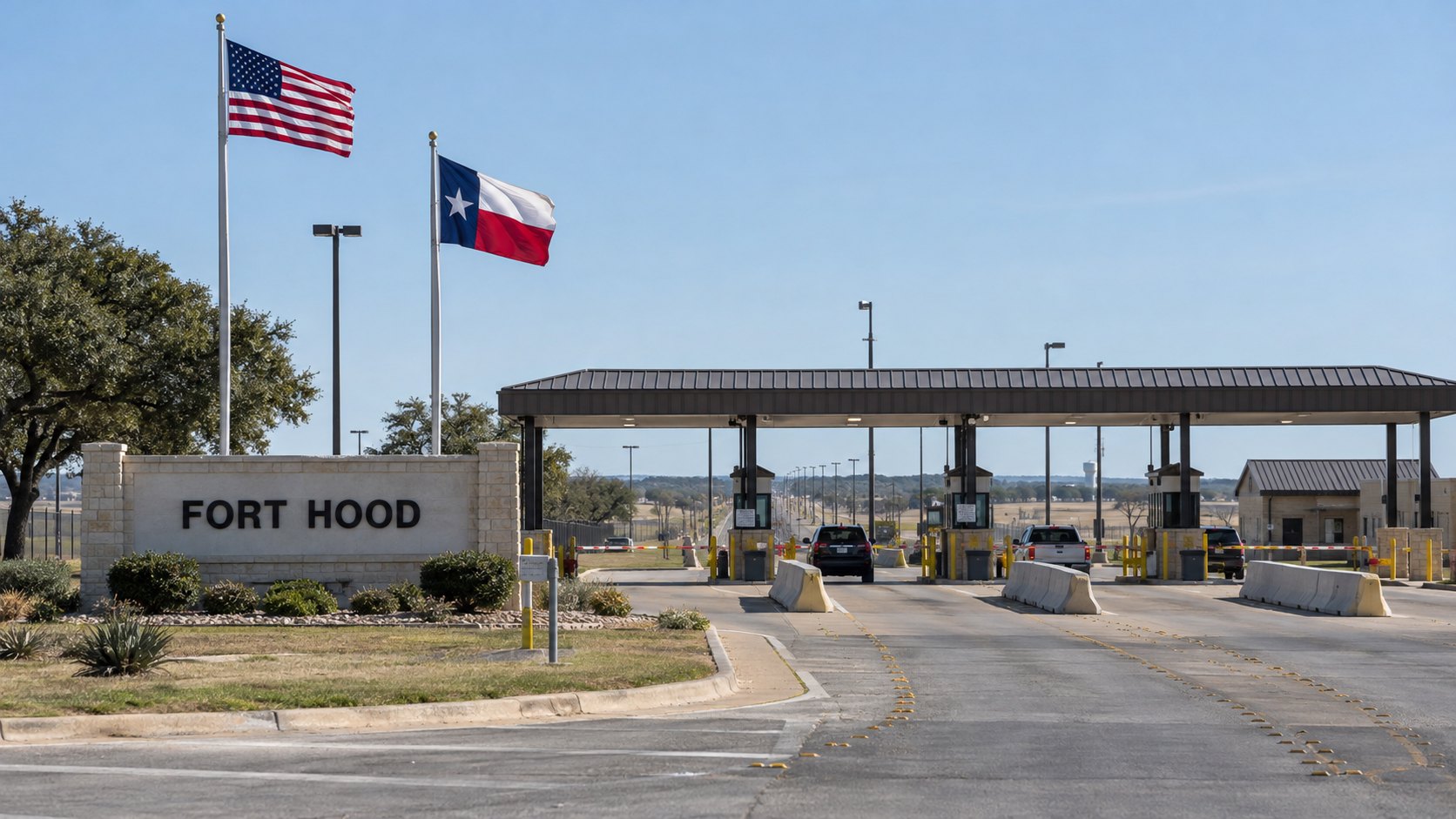 Ilustración editorial generada con IA: la entrada principal de la base Fort Hood, en Texas, con el cartel de piedra con su nombre, las banderas de Estados Unidos y de Texas y el puesto de control vehicular a pleno día; composición conceptual, no es una fotografía actual de la base.