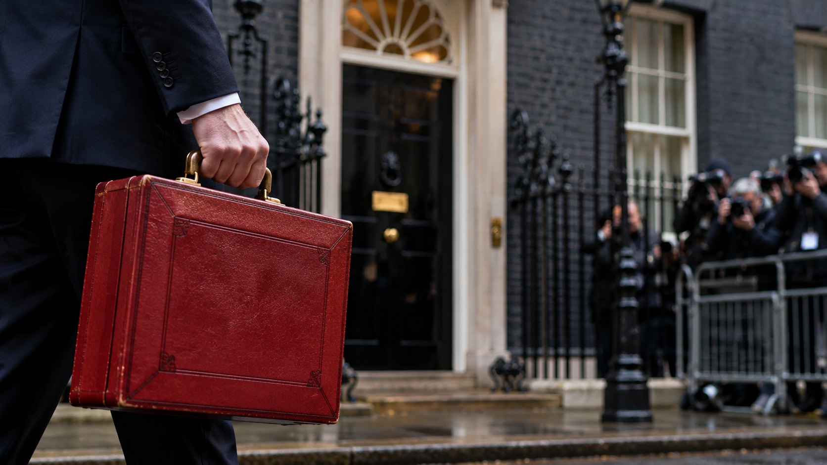 Ilustración editorial generada con IA: el maletín rojo del presupuesto británico sostenido por una mano frente a una puerta negra georgiana de Downing Street, sin rostros visibles; composición representativa, no es una fotografía del 28 de octubre.