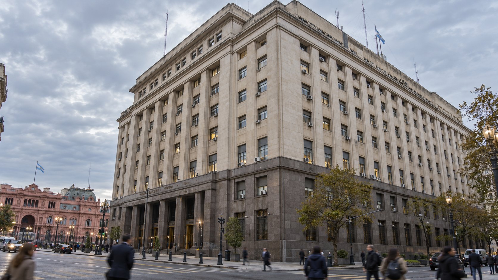 Ilustración editorial generada con IA: la fachada del Palacio de Hacienda, sede del Ministerio de Economía, en Buenos Aires, con la Casa Rosada al fondo y peatones en una tarde nublada; composición conceptual, no es una fotografía de un hecho real.