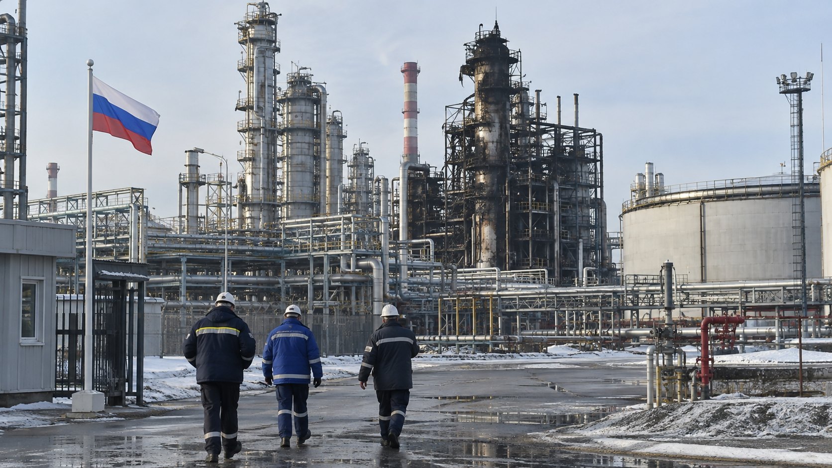 Ilustración editorial generada con IA: una refinería de petróleo en Rusia con una unidad ennegrecida por un incendio anterior y operarios que la inspeccionan; no es una fotografía de una refinería real atacada.