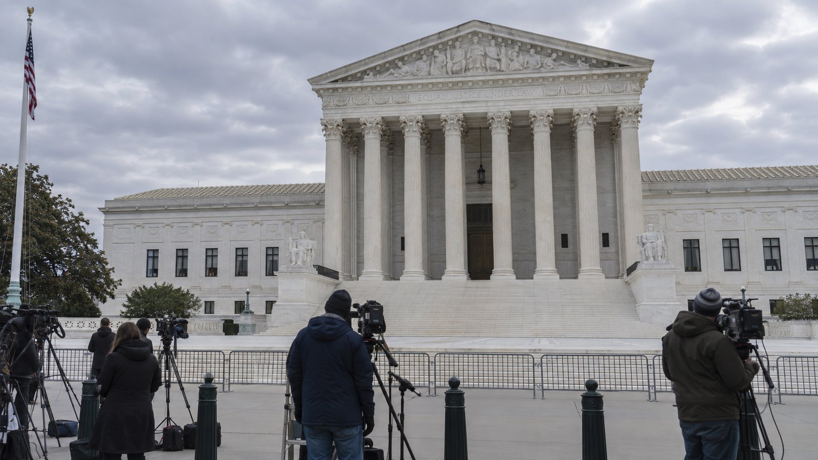 Ilustración editorial generada con IA: la fachada de la Corte Suprema de Estados Unidos en Washington en una mañana nublada, con periodistas de espaldas en la vereda; composición conceptual, no es una fotografía de un hecho real.