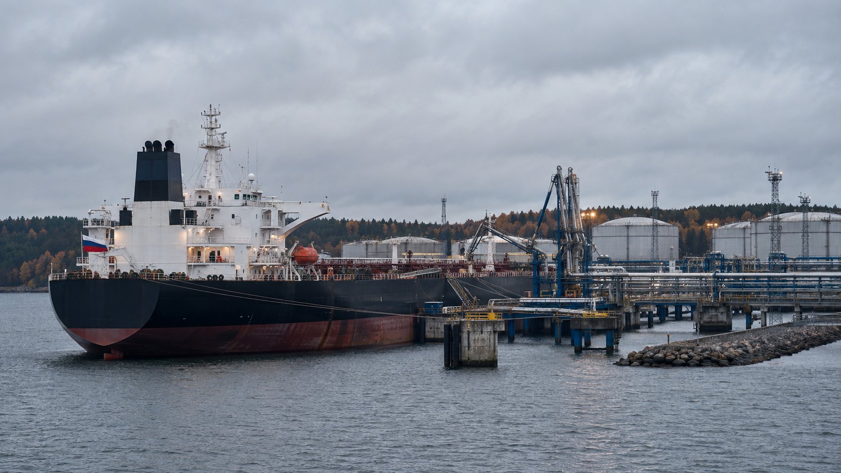Ilustración editorial generada con IA: un buque petrolero con bandera rusa amarrado en una terminal de crudo del mar Báltico, con tanques de almacenamiento y brazos de carga en el muelle; escena ilustrativa, no un buque ni un cargamento identificados