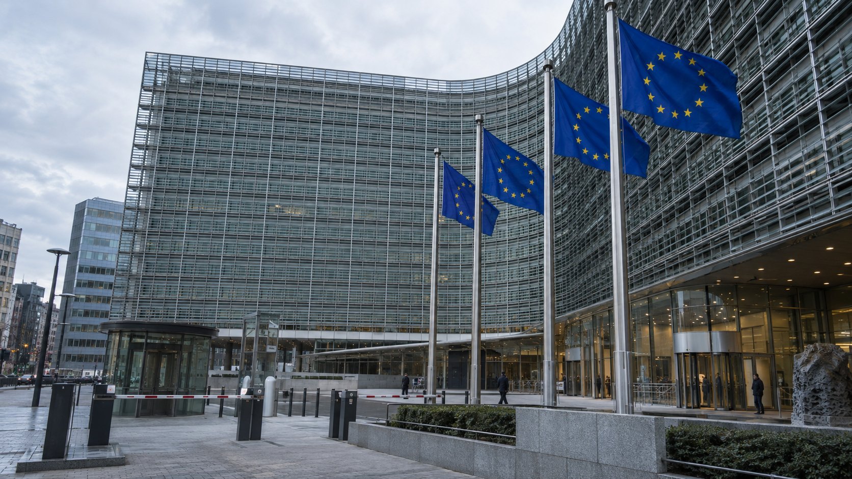Ilustración editorial generada con IA: la fachada curva del edificio Berlaymont, sede de la Comisión Europea en Bruselas, con banderas de la Unión Europea en primer plano; composición conceptual, no es una fotografía tomada en estos días.