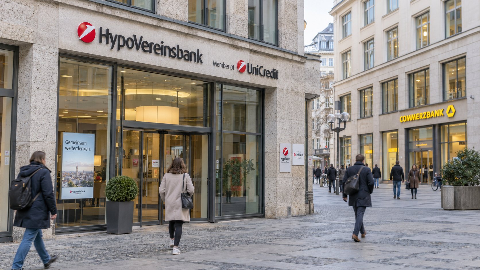 Ilustración editorial generada con IA: una calle peatonal de Múnich con una sucursal de HypoVereinsbank, miembro de UniCredit, y enfrente una sucursal de Commerzbank con su logo amarillo; composición conceptual, no es una fotografía de sucursales reales.
